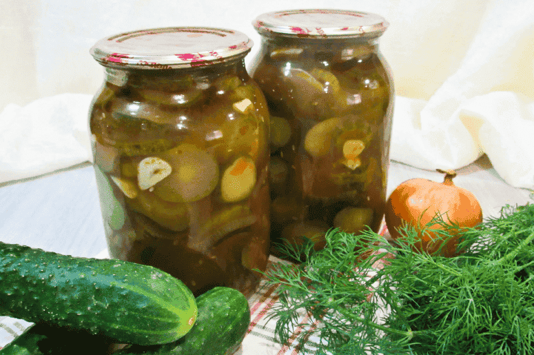 Смачний салат з огірків у томатній заливці на зиму: класний рецепт перевірений роками