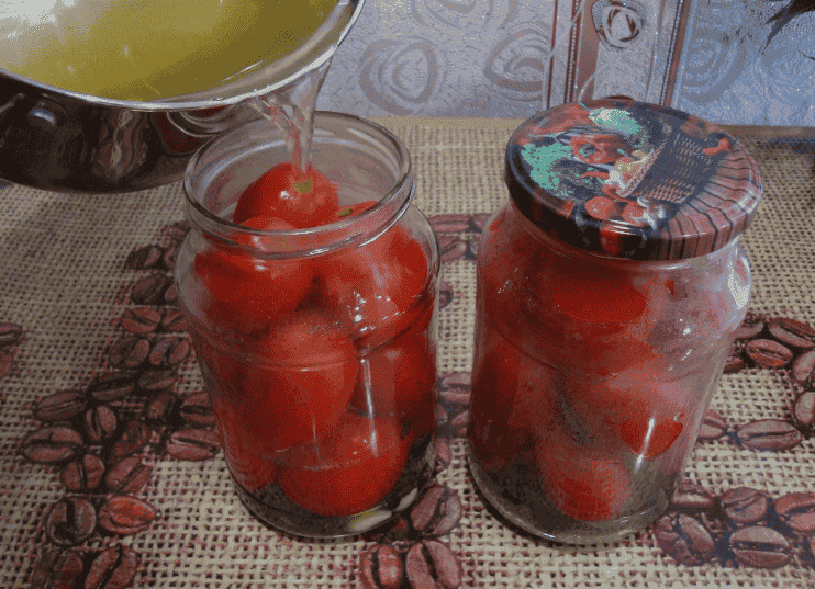 Солодкі мариновані помідори з медом на зиму: супер рецепт, помідорки виходять соковиті, м'ясисті з медовим смаком