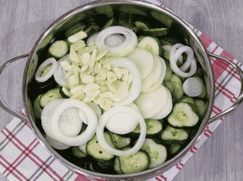 Смачний салат з огірків у томатній заливці на зиму: класний рецепт перевірений роками