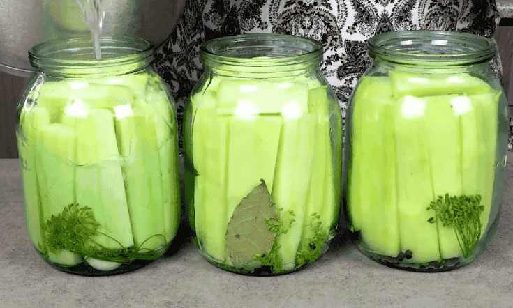 Гостренькі кабачки в томатній заливці на зиму: дуже смачний рецепт