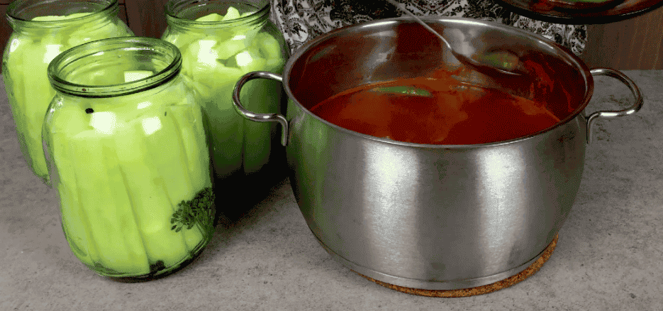 Гостренькі кабачки в томатній заливці на зиму: дуже смачний рецепт