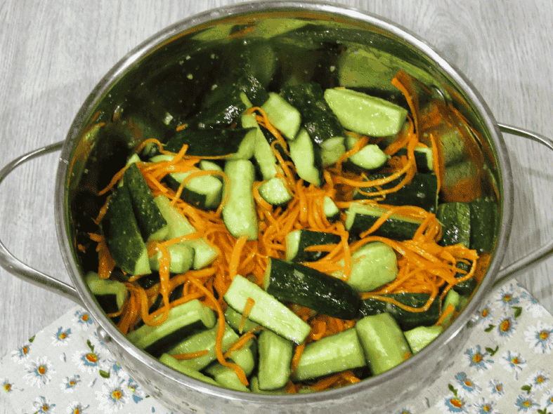 Огірочки по-корейськи на зиму: яскравий та пікантний салат, якого я щороку роблю не менше 10 баночок