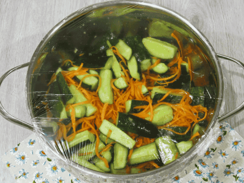 Огірочки по-корейськи на зиму: яскравий та пікантний салат, якого я щороку роблю не менше 10 баночок