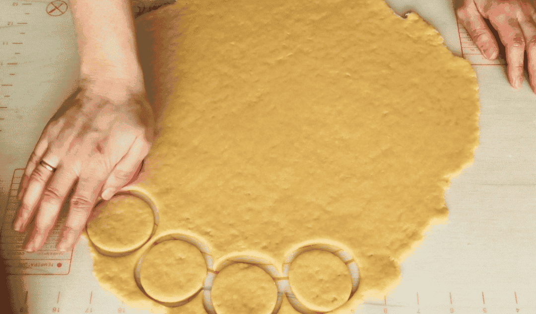 Найпростіше бюджетне печиво на розсолі: цікаве, дуже смачне, з ніжною хрусткою скоринкою і м'якеньке всередині (пісний рецепт)