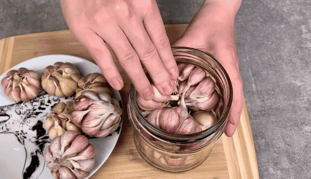 Рецепт маринованого часника: шикарна закуска або додаток для улюблених страв, готується дуже просто і зберігається довго