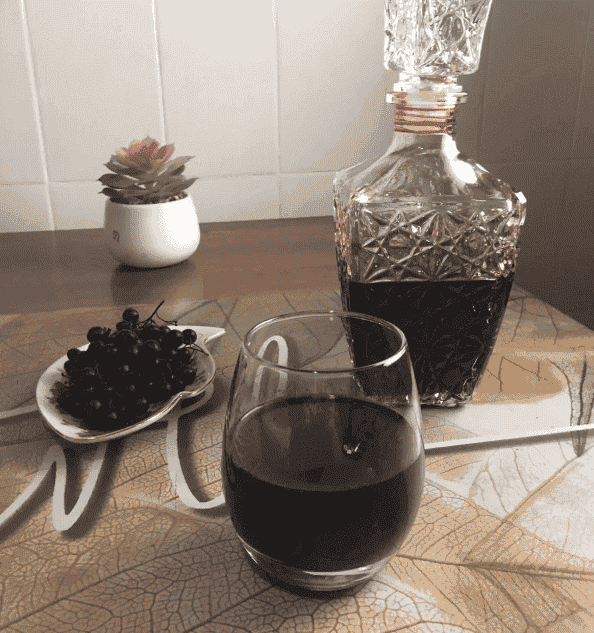 Домашній лікер із чорноплідної горобини: це дуже смачний і ароматний напій, в який я закохалась