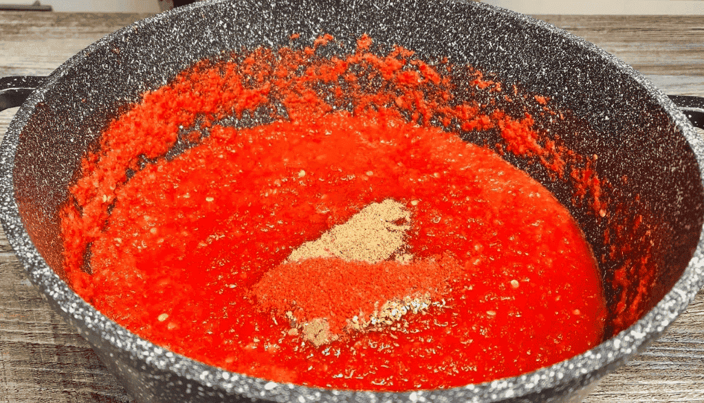 Гостро-солодкуватий соус з перцю: такий у магазині не купиш, готую і на зиму і просто до м'яса чи будь-яких страв