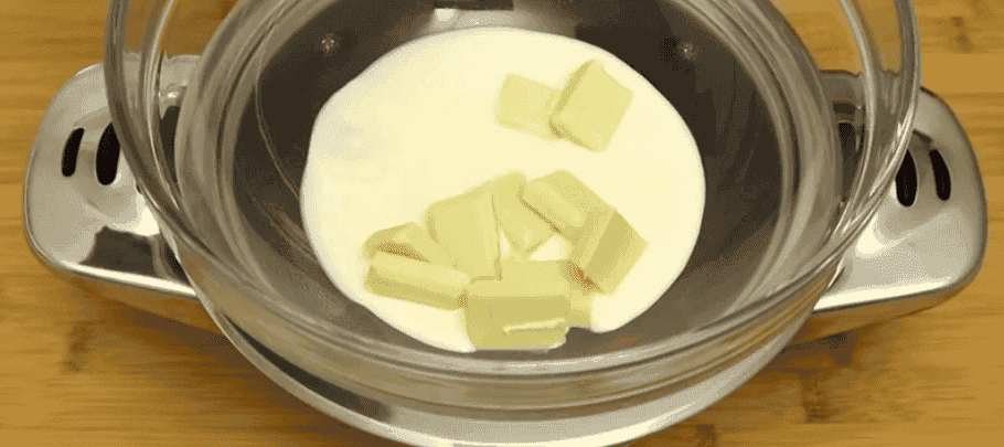 Шоколадні тістечка з ніжним кремом: проста та дуже смачна випічка до чаю