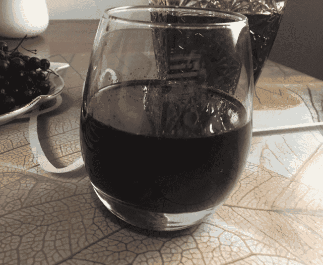 Домашній лікер із чорноплідної горобини: це дуже смачний і ароматний напій, в який я закохалась