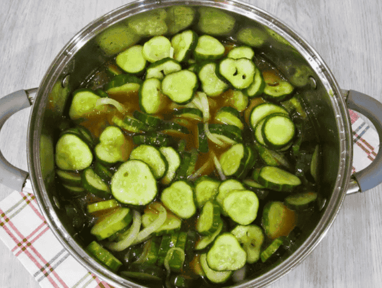 Смачний салат з огірків у томатній заливці на зиму: класний рецепт перевірений роками