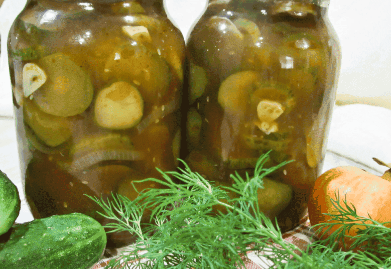 Смачний салат з огірків у томатній заливці на зиму: класний рецепт перевірений роками