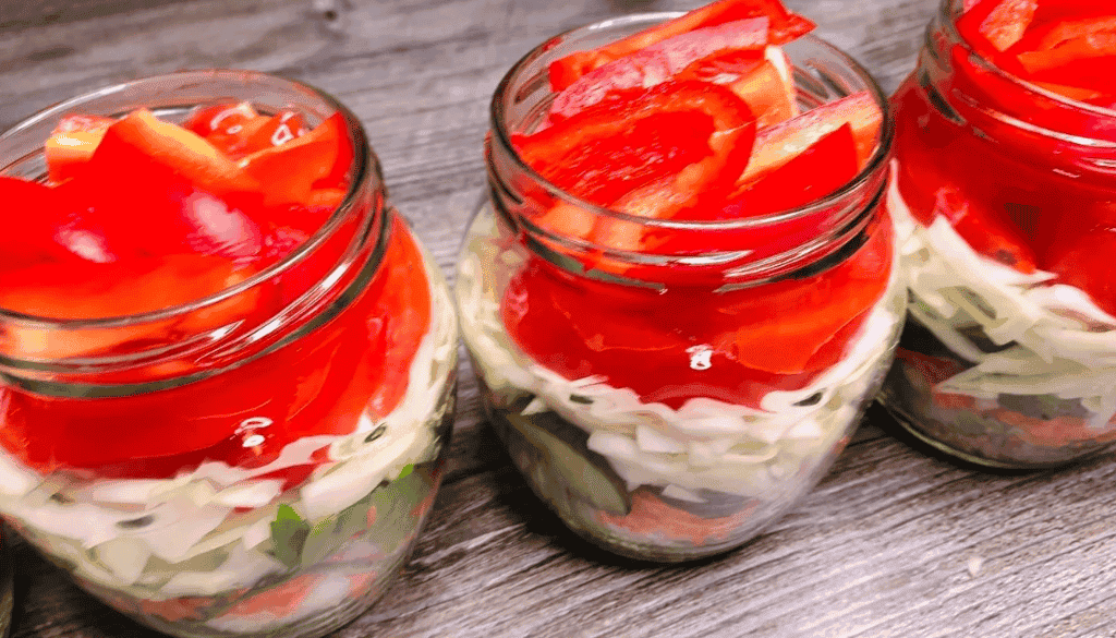 Овочева заготовка на зиму "Смак літа": їмо свіжий ароматний салат цілий рік (ділюсь шикарним рецептом)