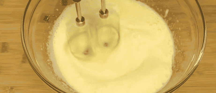 Шоколадні тістечка з ніжним кремом: проста та дуже смачна випічка до чаю