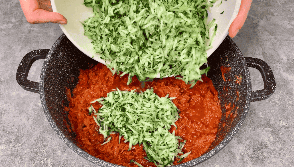 Незвичайна ікра з огірків на зиму: освіжаюча, в міру гостра та дуже смачна заготівля (зберігається без холодильника)