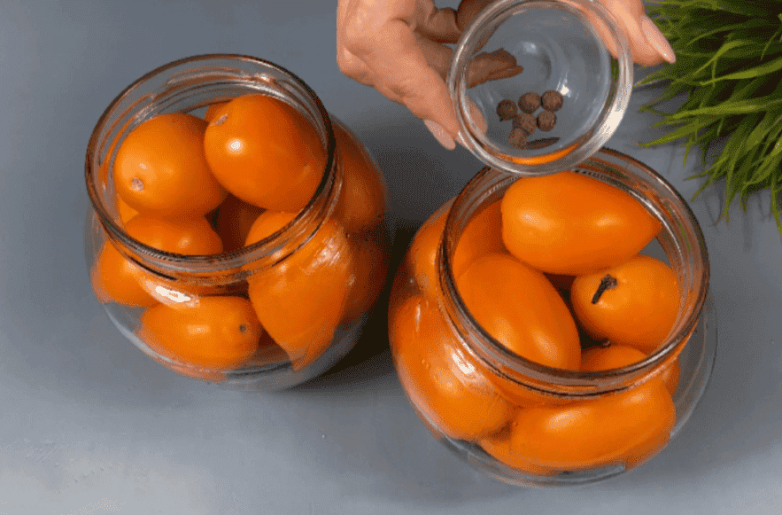 Знайшла цікавий спосіб консервації помідорів на зиму: виходить дуже смачно, а на столі виглядають просто чудово, хто не пробував - рекомендую! Мариновані помідори з буряком