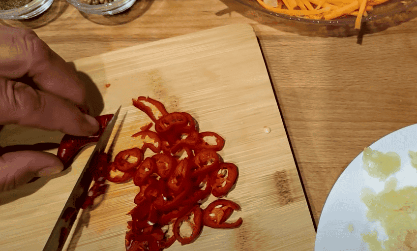 Помідори по-корейськи на зиму: дуже вдалий і простий рецепт, виходить неймовірно смачно, взимку такий салат в нас "відлітає на ура"