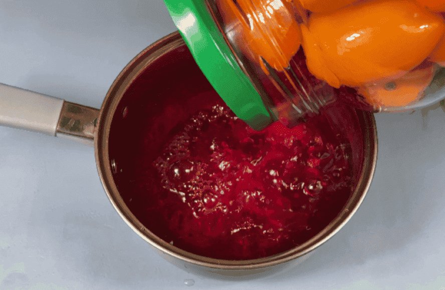 Знайшла цікавий спосіб консервації помідорів на зиму: виходить дуже смачно, а на столі виглядають просто чудово, хто не пробував - рекомендую! Мариновані помідори з буряком