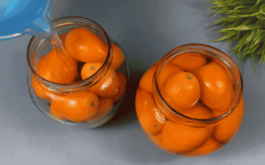 Знайшла цікавий спосіб консервації помідорів на зиму: виходить дуже смачно, а на столі виглядають просто чудово, хто не пробував - рекомендую! Мариновані помідори з буряком