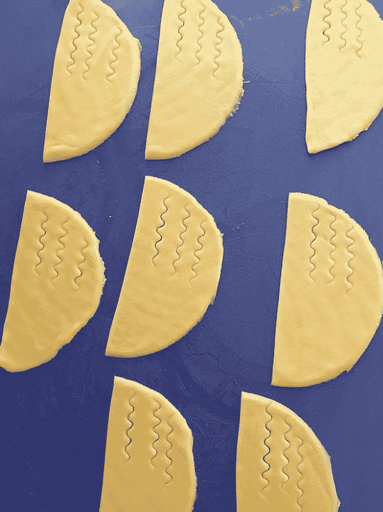 Пісочні трубочки з повидлом: дуже проста, бюджетна і неймовірно смачна випічка до чаю, діти в захваті