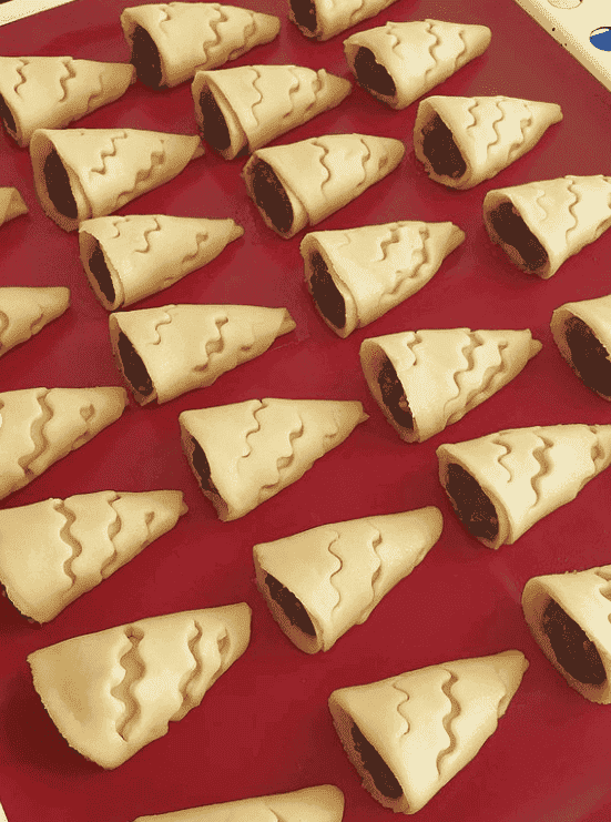 Пісочні трубочки з повидлом: дуже проста, бюджетна і неймовірно смачна випічка до чаю, діти в захваті