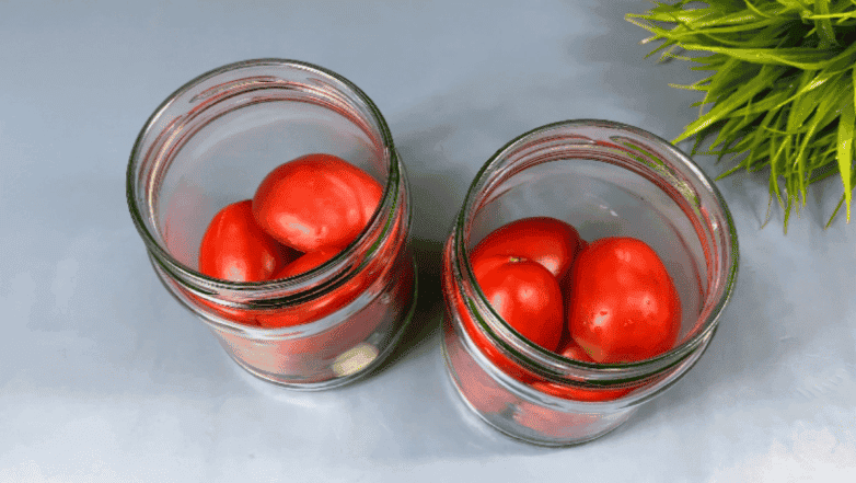 Помідори з виноградом на зиму: пригостила гостей, виявилося, що цього рецепта ніхто не знає, виноград такий смачний, що з'їдаємо першим