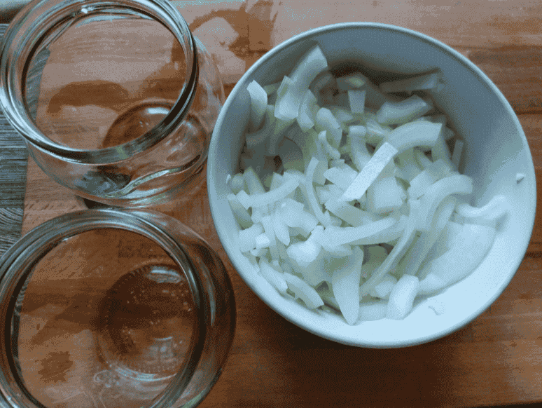 Цибуля в томатному маринаді на зиму: для тих хто просив рецепт "куди діти цибулю", супер заготовка виявилась, зробила на пробу всім так сподобалось, роблю ще