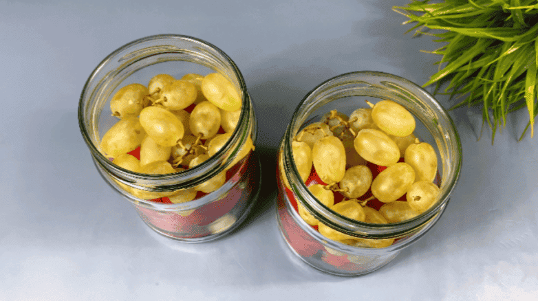 Помідори з виноградом на зиму: пригостила гостей, виявилося, що цього рецепта ніхто не знає, виноград такий смачний, що з'їдаємо першим