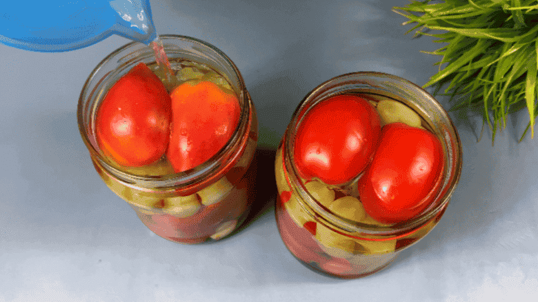 Помідори з виноградом на зиму: пригостила гостей, виявилося, що цього рецепта ніхто не знає, виноград такий смачний, що з'їдаємо першим