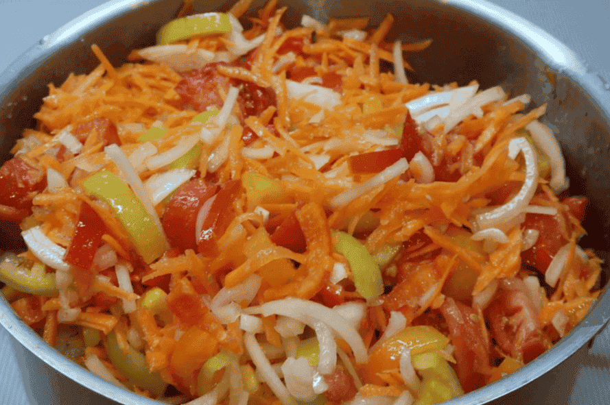 Овочевий салат на зиму зі старого бабусиного записничка: дуже смачно та соковито виходить, простий та швидкий рецепт перевірений часом