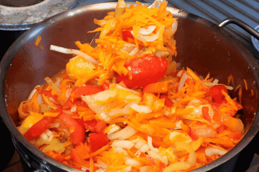 Овочевий салат на зиму зі старого бабусиного записничка: дуже смачно та соковито виходить, простий та швидкий рецепт перевірений часом