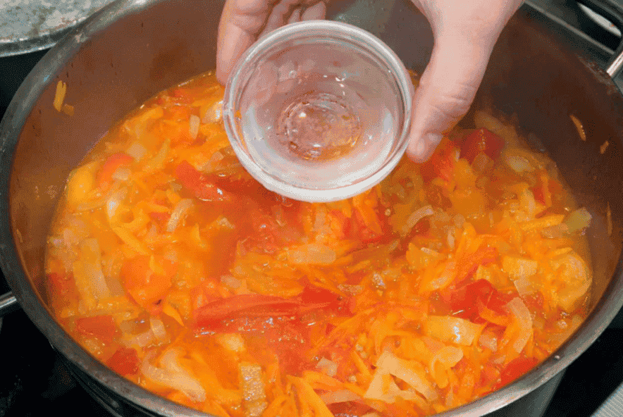 Овочевий салат на зиму зі старого бабусиного записничка: дуже смачно та соковито виходить, простий та швидкий рецепт перевірений часом