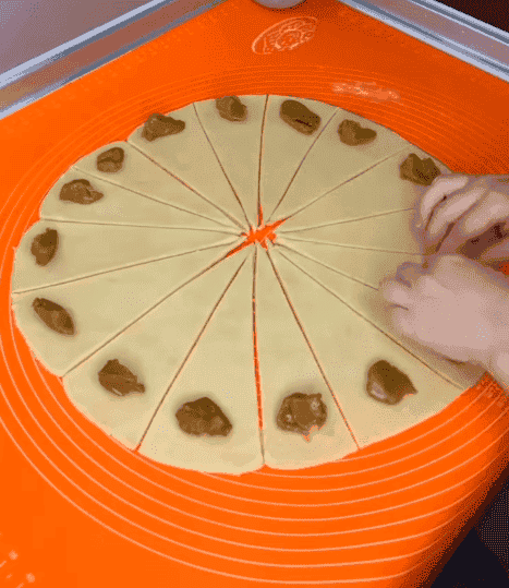 Домашні неймовірно смачні і ніжні пісочні рогалики зі згущеним молоком: тісто виходить просто ідеальне, роблю з будь-якою начинкою