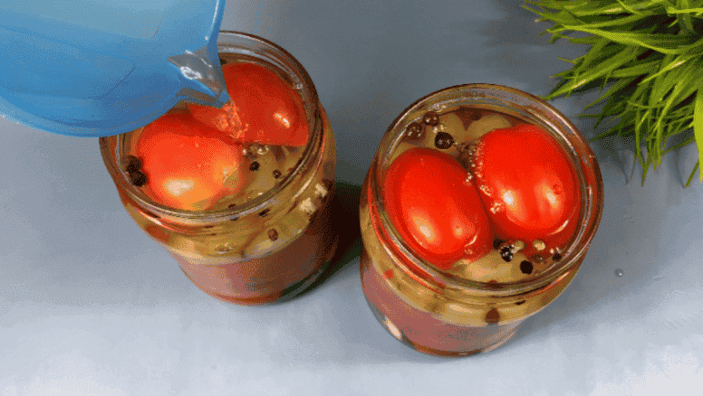 Помідори з виноградом на зиму: пригостила гостей, виявилося, що цього рецепта ніхто не знає, виноград такий смачний, що з'їдаємо першим