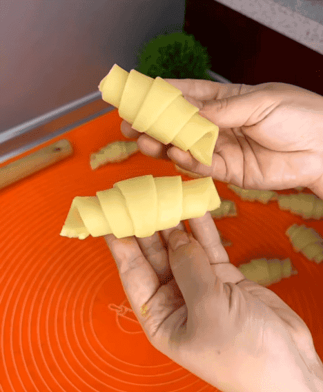 Домашні неймовірно смачні і ніжні пісочні рогалики зі згущеним молоком: тісто виходить просто ідеальне, роблю з будь-якою начинкою