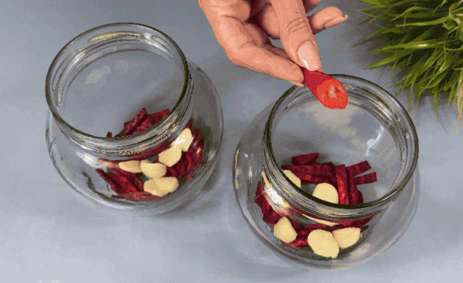 Знайшла цікавий спосіб консервації помідорів на зиму: виходить дуже смачно, а на столі виглядають просто чудово, хто не пробував - рекомендую! Мариновані помідори з буряком