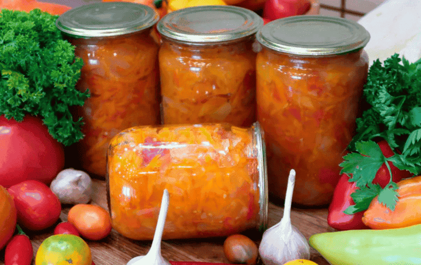 Овочевий салат на зиму зі старого бабусиного записничка: дуже смачно та соковито виходить, простий та швидкий рецепт перевірений часом