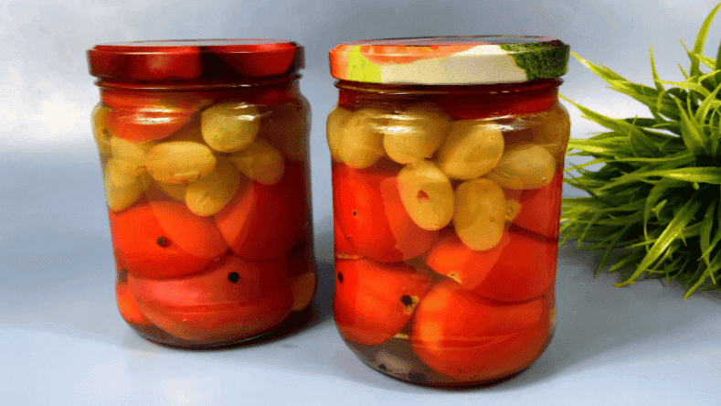 Помідори з виноградом на зиму: пригостила гостей, виявилося, що цього рецепта ніхто не знає, виноград такий смачний, що з'їдаємо першим