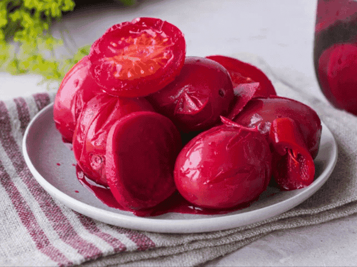 Знайшла цікавий спосіб консервації помідорів на зиму: виходить дуже смачно, а на столі виглядають просто чудово, хто не пробував - рекомендую! Мариновані помідори з буряком