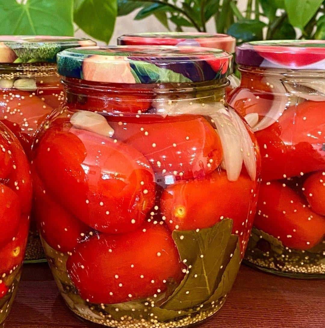 Неймовірно смачні мариновані помідори з зернами гірчиці на зиму: виходять солодкуваті, пікантні - всім рекомендую цей рецепт
