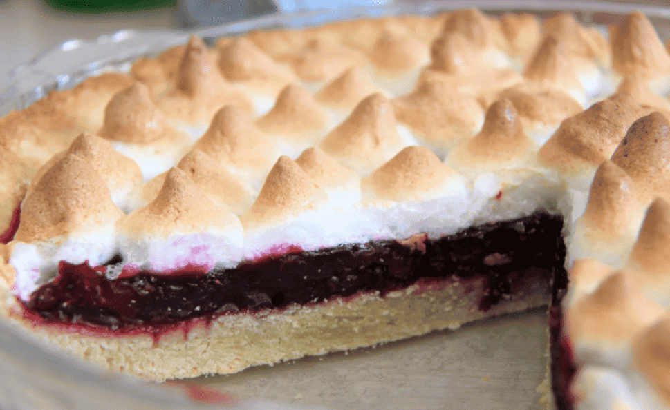 Неймовірно смачний пиріг з меренгою та ягідною начинкою: знайшла застосування тогорічним замороженим ягодам, готувати одне задоволення