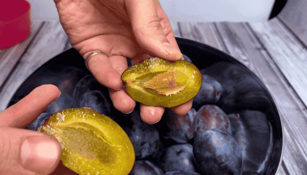 Гостро-солодкий соус зі сливами і горіхами по-грузинськи: додаю в їжу чи намазую на хліб, страви стали смачнішими в 10 раз, ділюся рецептом