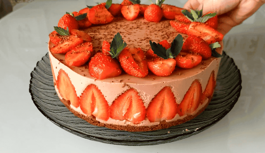 Сирний мусовий торт з полуницею: неймовірно смачний і ніжний десерт, який закохує в себе з першого шматочка