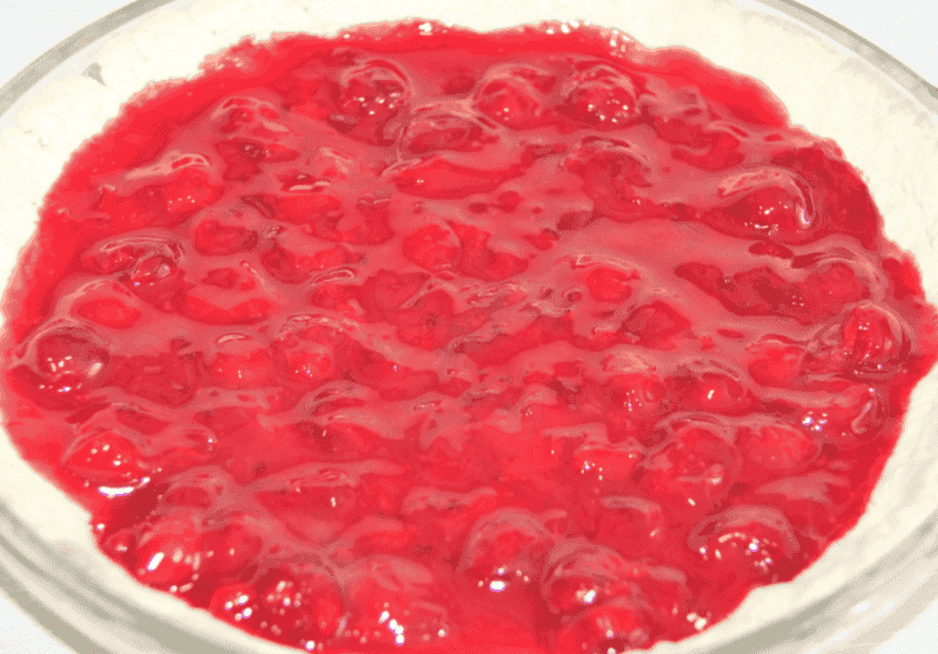 Неймовірно смачний пиріг з меренгою та ягідною начинкою: знайшла застосування тогорічним замороженим ягодам, готувати одне задоволення