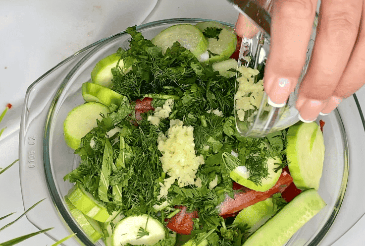 Малосольні огірочки по-новому, з кабачками та помідорами: дуже смачно виходить, дуже рекомендую спробувати