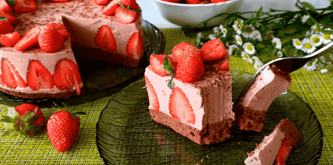Сирний мусовий торт з полуницею: неймовірно смачний і ніжний десерт, який закохує в себе з першого шматочка