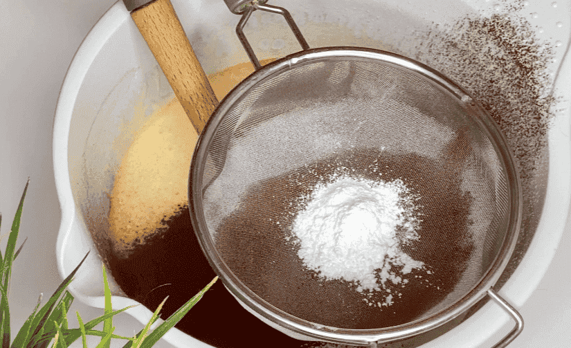 Дуже смачний шоколадний кекс на сметані: простий і швидкий у приготуванні, лише з доступних інгредієнтів