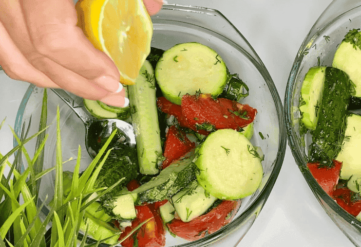 Малосольні огірочки по-новому, з кабачками та помідорами: дуже смачно виходить, дуже рекомендую спробувати