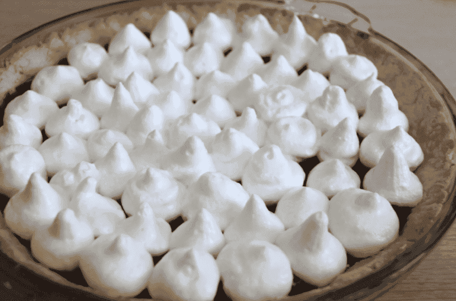 Неймовірно смачний пиріг з меренгою та ягідною начинкою: знайшла застосування тогорічним замороженим ягодам, готувати одне задоволення