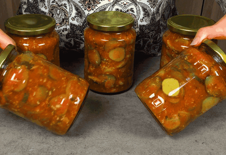 Салат з огірків у помідорно-часниковій заливці: рецепт на зиму без стерилізації, огірочки хрумкі і в міру гостренькі, дуже смачно виходить