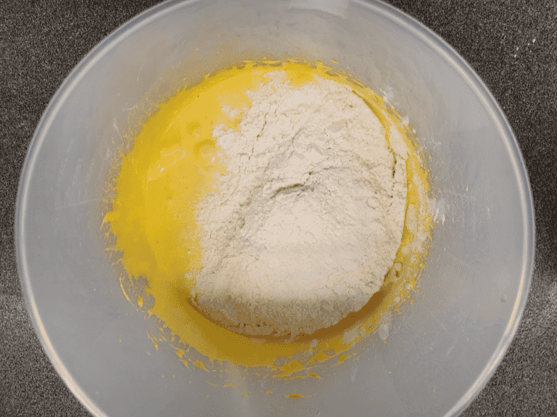 Простий рецепт повітряного бісквітного рулету: випічка до чаю "на швидку руку", смачно і бюджетно